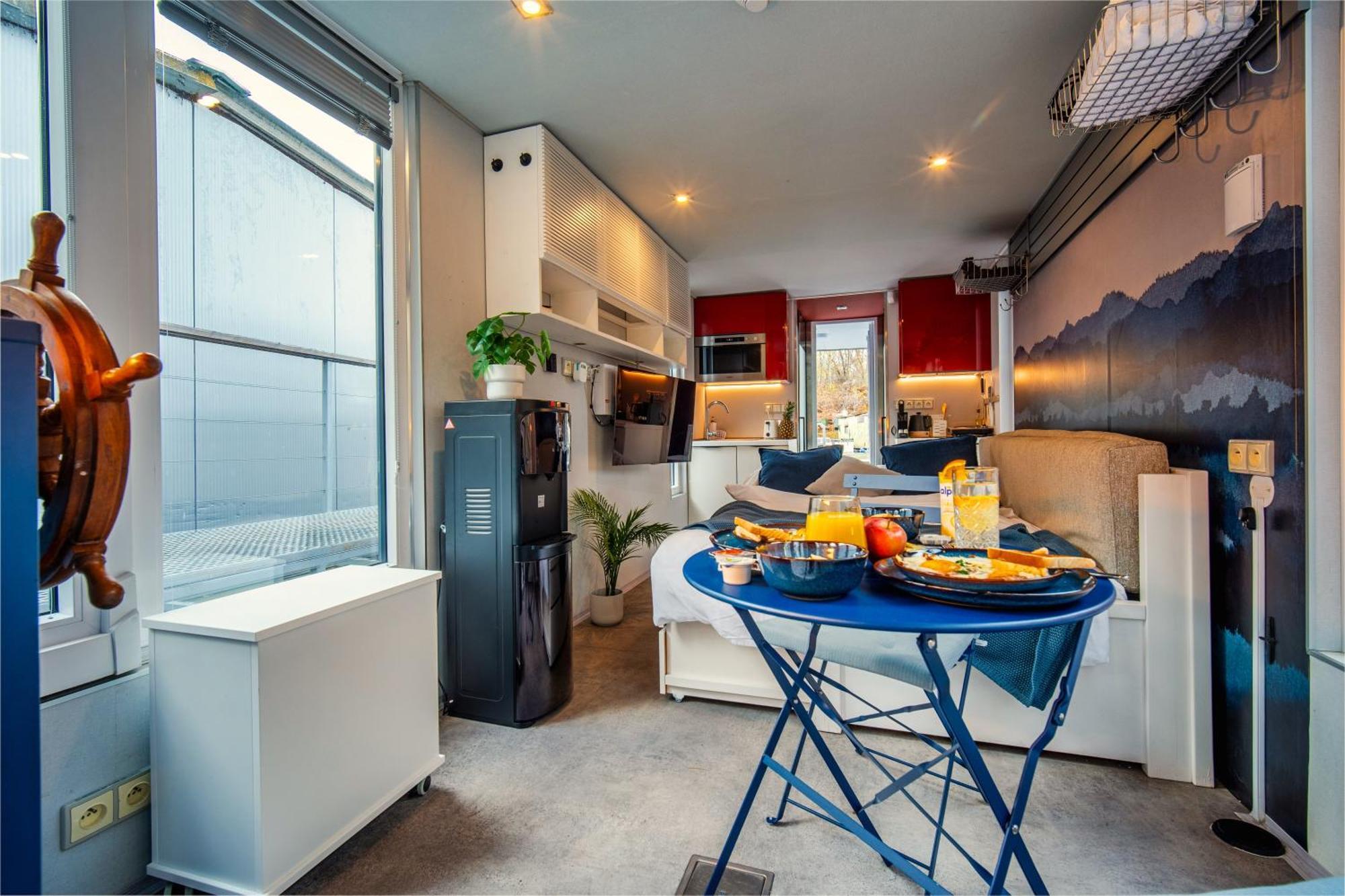 Houseboat Neptun With Paddle Boat - On The River Hotel en barco *