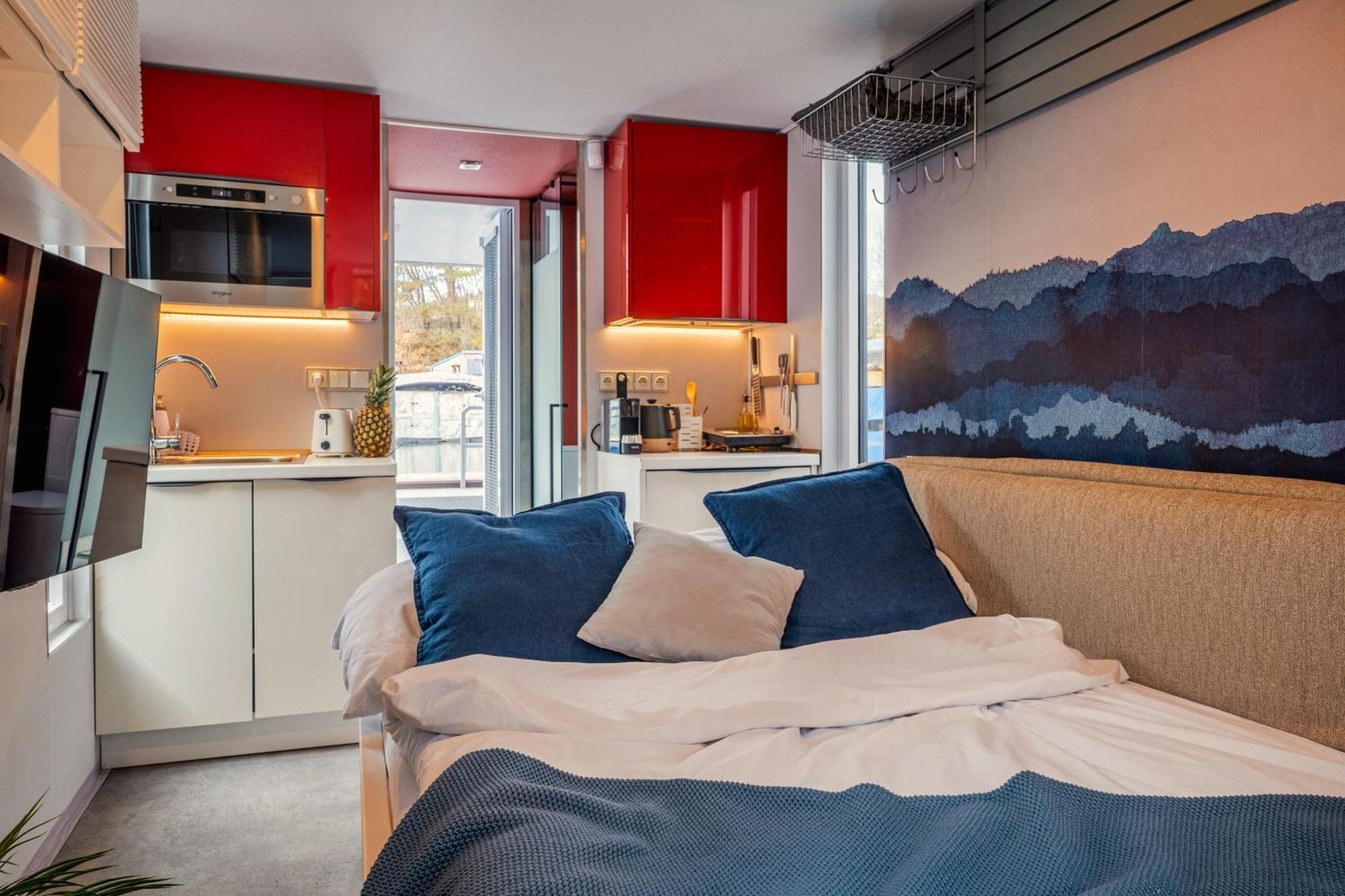Hotel en barco Houseboat Neptun With Paddle Boat - On The River *