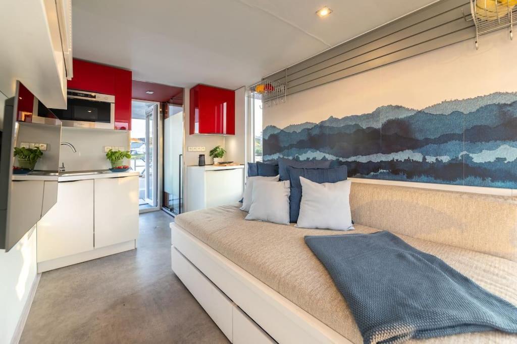 Houseboat Neptun With Paddle Boat - On The River Botel Praga