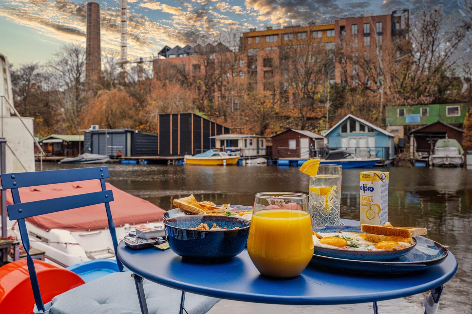 Houseboat Neptun With Paddle Boat - On The River * Praga