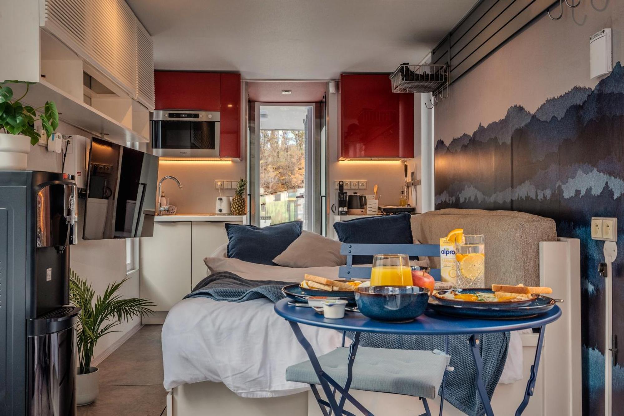 Houseboat Neptun With Paddle Boat - On The River * Praga